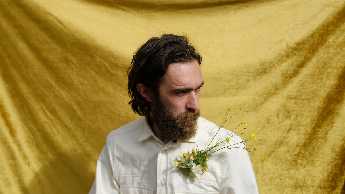 Keaton Henson yellow fabric backdrop 2023