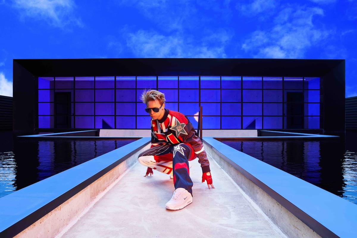 La Roux crouch sunglasses glass rectangular building